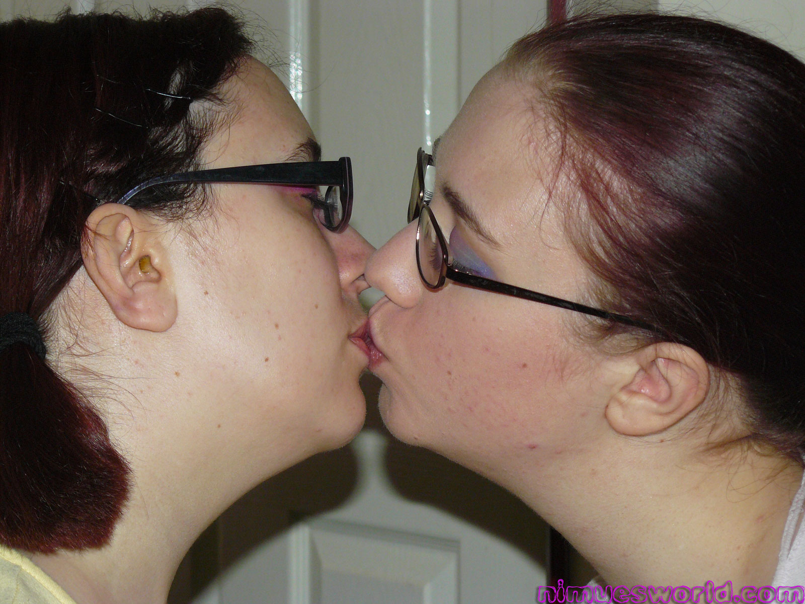 1600px x 1200px - Geeky Lesbians Kissing | College Beauty College